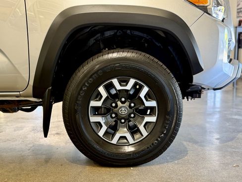 Used 2022 Toyota Tacoma TRD Off-Road w/ Technology Package AWD/4WD image 19