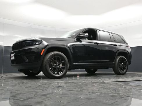 Used 2025 Jeep Grand Cherokee Altitude AWD/4WD image 55