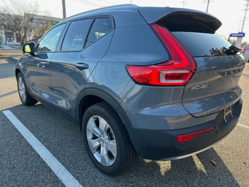 Certified 2022 Volvo XC40 T5 Momentum w/ Premium Package image 4