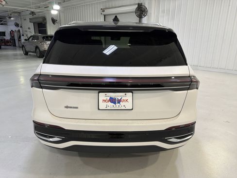 Used 2024 Lincoln Nautilus Reserve image 4