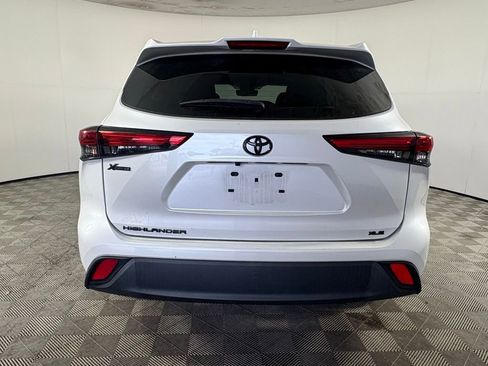 Used 2023 Toyota Highlander XLE image 4
