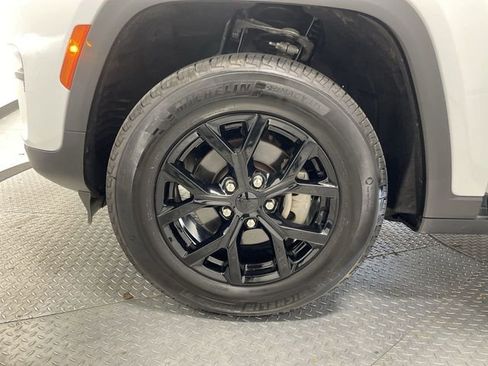 Used 2024 Jeep Grand Cherokee Altitude image 10