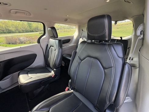 Used 2023 Chrysler Pacifica Touring-L image 19