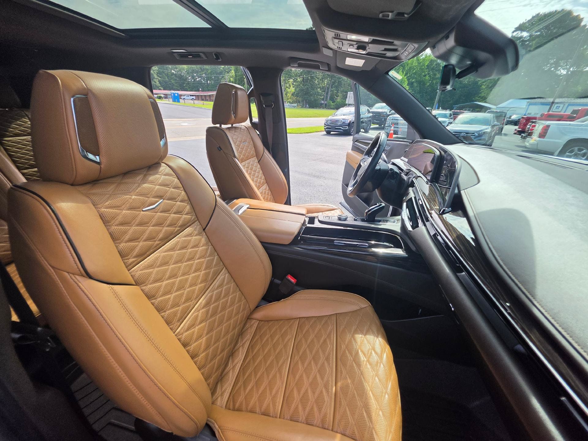 Used 2022 Cadillac Escalade Premium Luxury AWD/4WD image 16