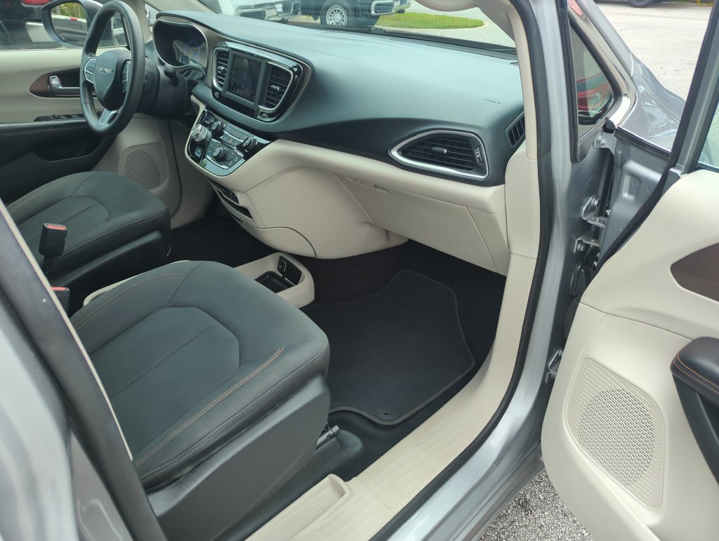 Used 2018 Chrysler Pacifica L FWD image 32