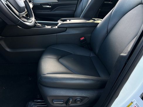 Used 2024 Toyota Grand Highlander XLE image 11