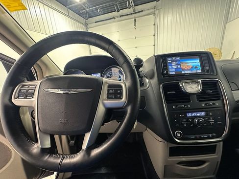 Used 2016 Chrysler Town & Country Touring w/ Driver Convenience Group FWD image 41