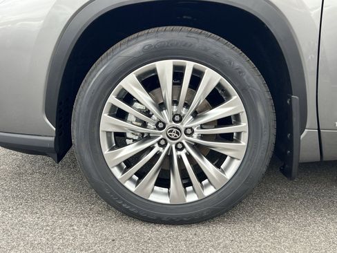 New 2026 Toyota Highlander Platinum image 7