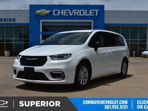 Used 2024 Chrysler Pacifica Touring-L FWD image 1