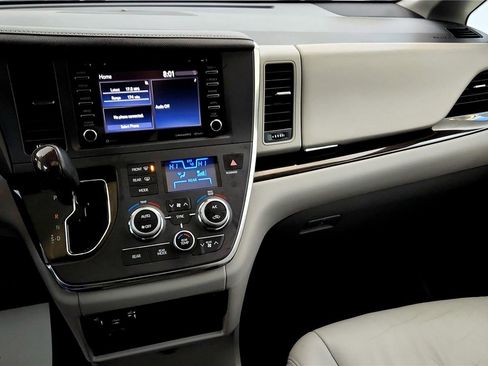 Used 2018 Toyota Sienna XLE image 31