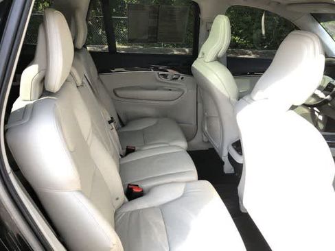 Used 2019 Volvo XC90 T5 Momentum w/ Protection Package Premier FWD image 18
