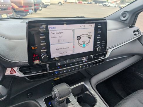 Used 2023 Toyota Sienna XSE image 18