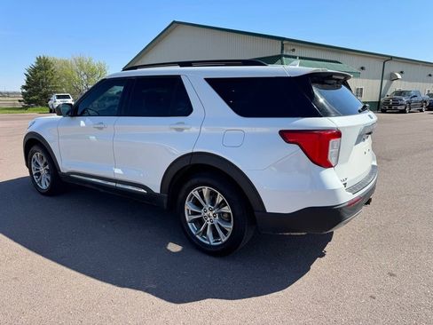 Used 2022 Ford Explorer XLT w/ Equipment Group 202A AWD/4WD image 2
