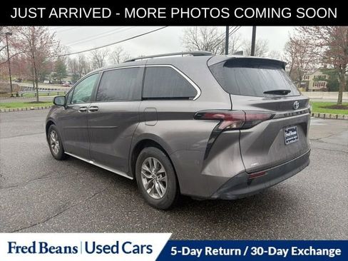 Used 2023 Toyota Sienna XLE image 5