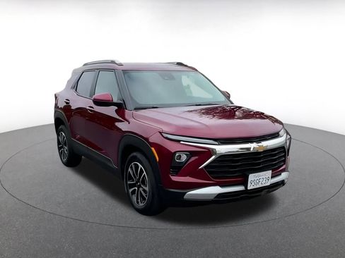 Used 2025 Chevrolet TrailBlazer LT image 3