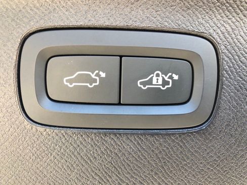 Used 2023 Volvo XC90 B6 Ultimate w/ Protection Package Premier image 40