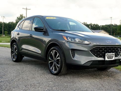 Used 2021 Ford Escape SE w/ SE Sport Appearance Package image 4