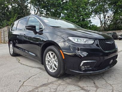 Used 2025 Chrysler Pacifica Select