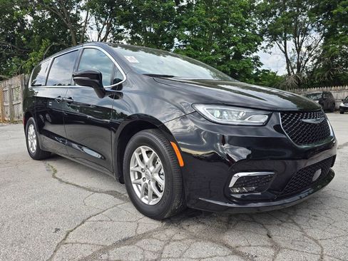 Used 2025 Chrysler Pacifica Select FWD image 1