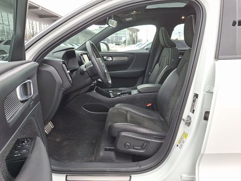 Used 2021 Volvo XC40 T5 R-Design w/ Climate Package image 14