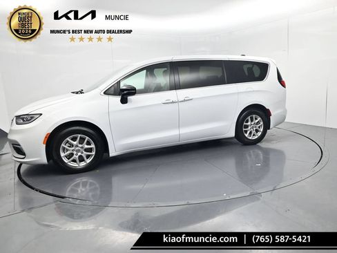 Used 2025 Chrysler Pacifica Select FWD image 4