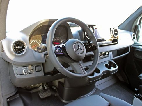 Used 2025 Mercedes-Benz Sprinter 2500 image 11