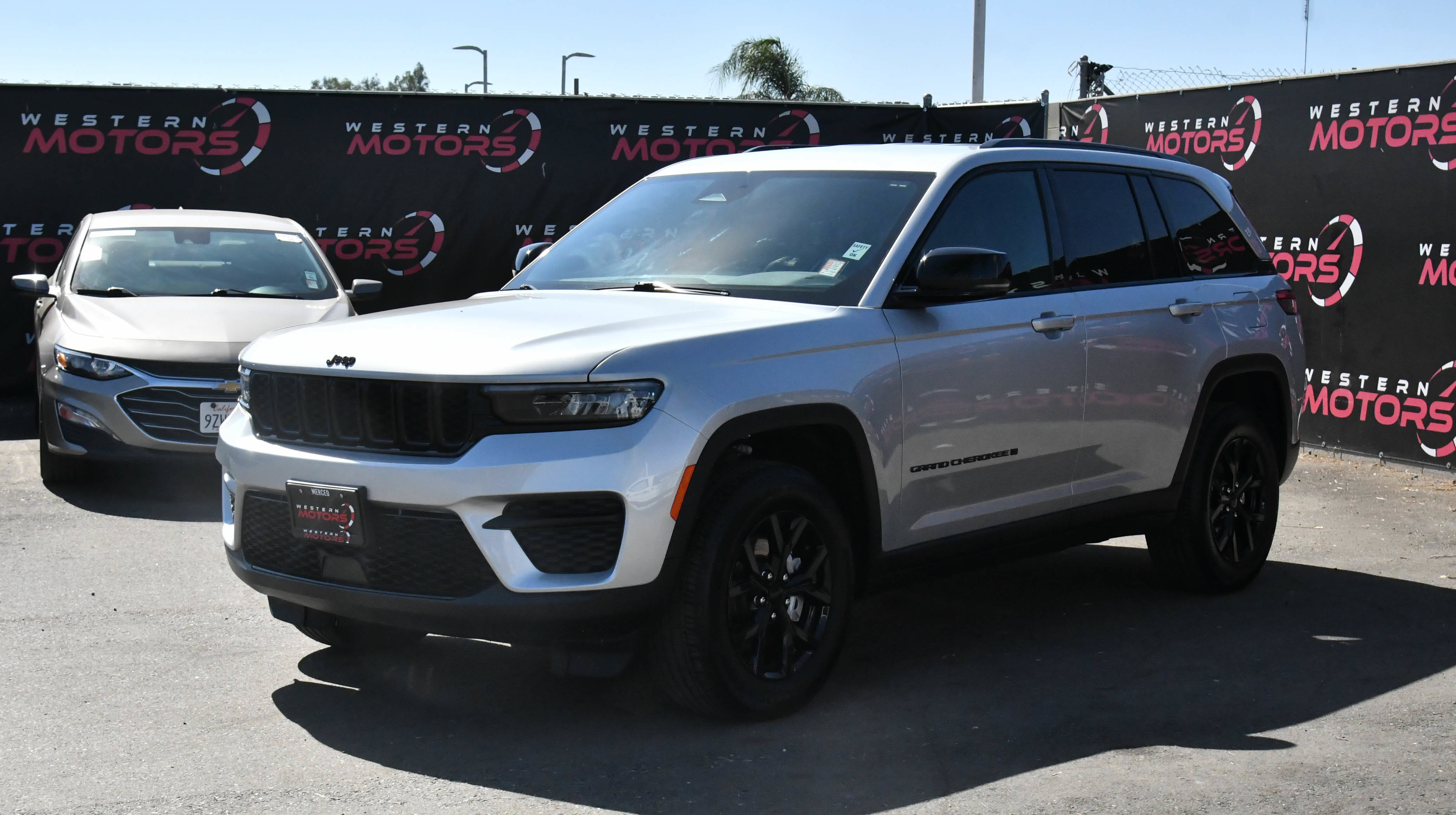 Used 2025 Jeep Grand Cherokee Altitude AWD/4WD image 3