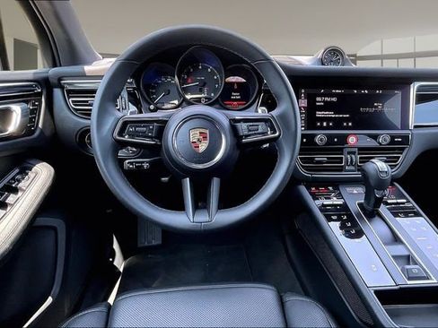 Used 2025 Porsche Macan image 8