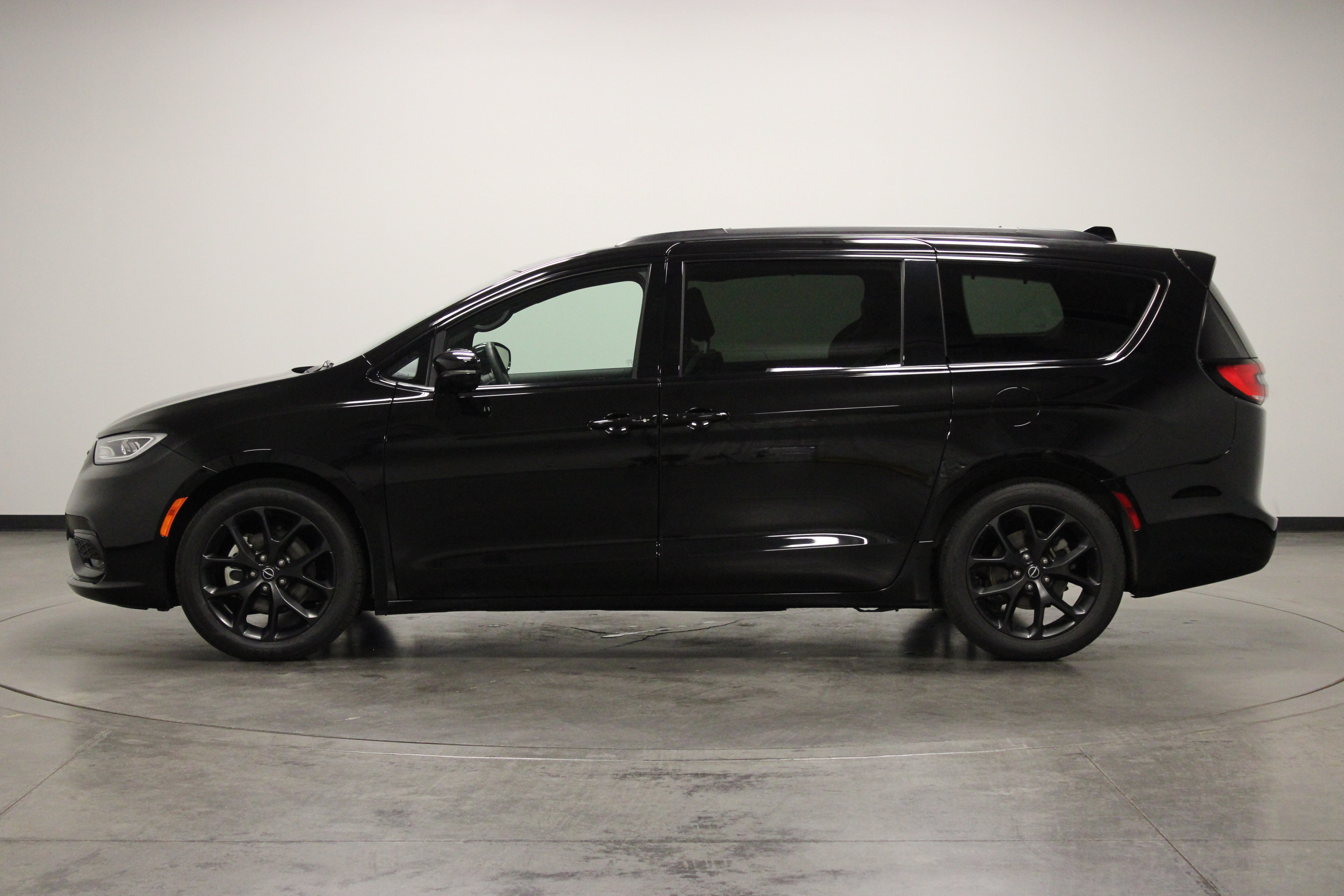 Used 2025 Chrysler Pacifica Limited FWD image 5