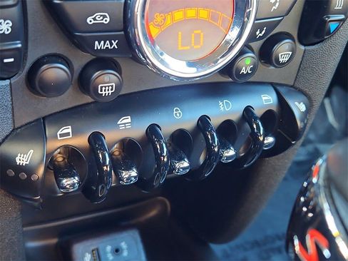 Used 2015 MINI Cooper S image 16