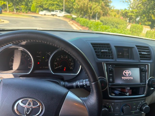 Used 2013 Toyota Highlander SE FWD image 12