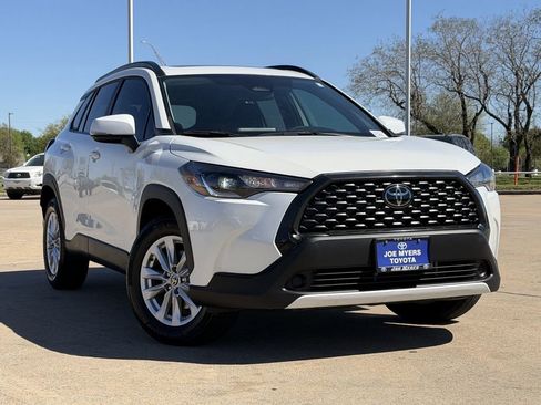 Used 2023 Toyota Corolla Cross LE w/ Moonroof Package image 2