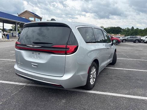 Used 2024 Chrysler Pacifica Touring-L FWD image 7