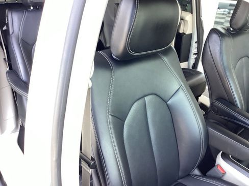 Used 2024 Chrysler Pacifica Limited FWD image 18