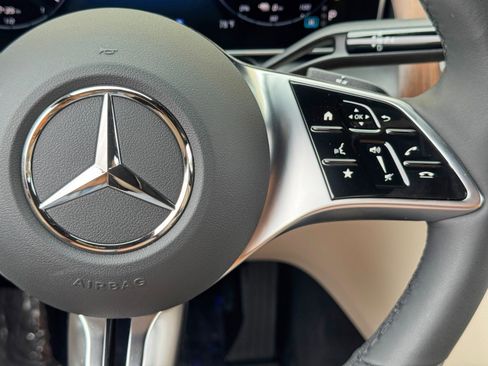 Used 2025 Mercedes-Benz GLC 350e 4MATIC image 23