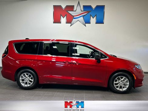 Used 2025 Chrysler Pacifica Select FWD image 1