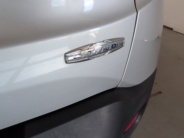 Used 2018 Jeep Renegade Latitude w/ Cold Weather Group AWD/4WD image 34