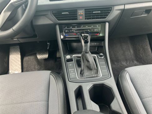 Used 2025 Volkswagen Jetta SE image 40