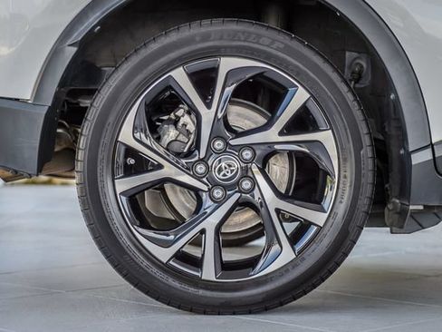 Used 2020 Toyota C-HR XLE FWD image 15