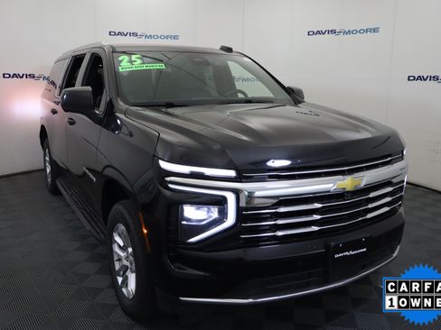 Used 2025 Chevrolet Suburban LT AWD/4WD image 3