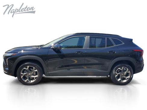 Used 2025 Chevrolet Trax LT w/ LT Convenience Package FWD image 2