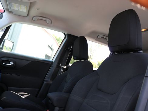 Used 2018 Jeep Renegade Latitude w/ UConnect 8.4 Nav Group image 28