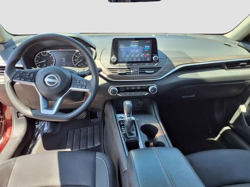 Used 2025 Nissan Altima 2.5 SV FWD image 12