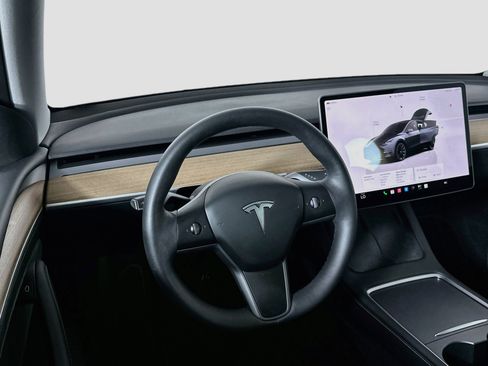 Used 2023 Tesla Model Y 2WD image 17