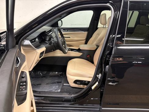 Used 2025 Jeep Grand Cherokee L Limited w/ Luxury Tech Group II AWD/4WD image 3