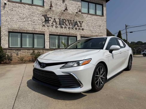 Used 2022 Toyota Camry XLE FWD image 2