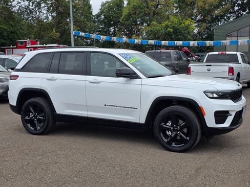 Used 2025 Jeep Grand Cherokee Altitude AWD/4WD image 3
