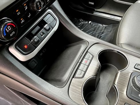 Used 2021 GMC Acadia SLT w/ Elevation Edition image 16