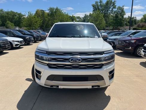 Used 2024 Ford Expedition Platinum AWD/4WD image 2