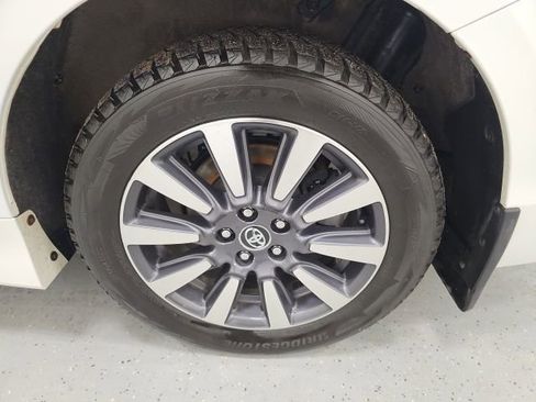 Used 2019 Toyota Sienna XLE w/ XLE Navigation Package image 10